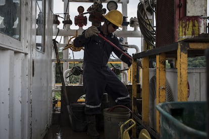 Un empleado en la refinería de Ecopetrol, en Barrancabermeja,  Colombia, el 20 de abril de 2018.
