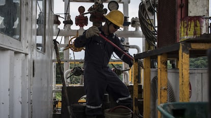 Un empleado en la refinería de Ecopetrol, en Barrancabermeja, Colombia, el 20 de abril de 2018.