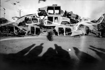 Vehículos militares de Estados Unidos destruidos durante la guerra contra los talibanes en Afganistán, apilados para ser vendidos como chatarra.