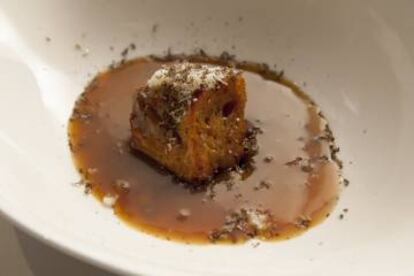 Torrija salada con caldo ahumado de cebolla, del restaurante Efímero (Madrid).