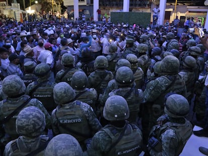 Pobladores retienen a soldados del Ejército mexicano durante una manifestación en el municipio de Quechultenango, este miércoles.