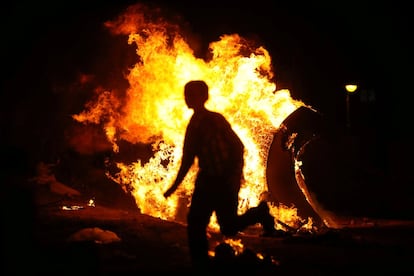 Una hoguera para conmemorar la festividad de Lag Baomer en Bnei Brak, cerca de Tel Aviv, Israel, la noche de este jueves.