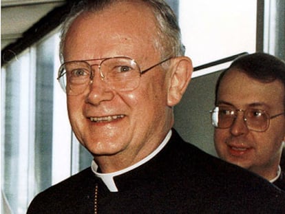El cardenal James Hickey.