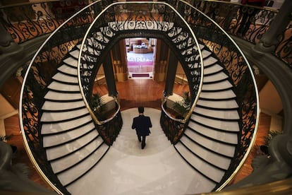 Escaleras interiores del Palacio de Longoria, obra del arquitecto José Grases Riera y actual sede de la Sociedad General de Autores y Editores (SGAE) en Madrid.