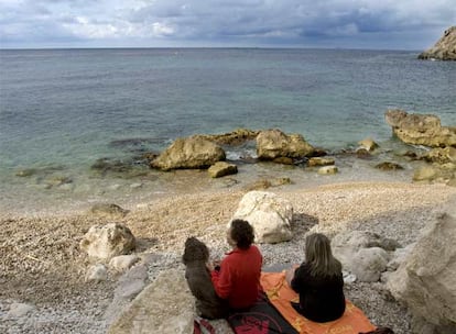 El Racó del Conill, en La Vila Joiosa, es una agradable playa nudista.