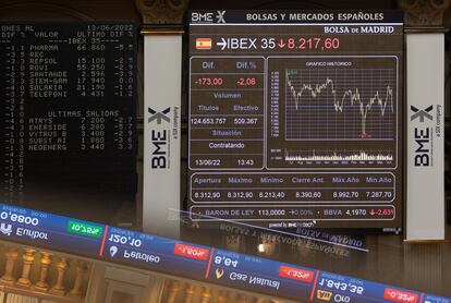 Panel con las cotizaciones en la Bolsa de Madrid.