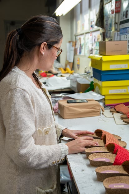 Gabriela Machado en la fábrica de Elda (Alicante) con unas sandalias Momoc.