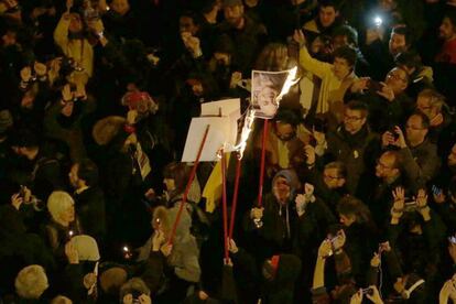 Un manifestant crema una imatge del jutge del Tribunal Suprem Pablo Llarena.