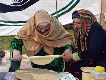 Dos mujeres preparan pan plano en Azerbaiyán.