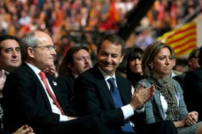 De izquierda a derecha, José Montilla, José Luis Rodríguez Zapatero y Carme Chacón en el mitin central de campaña del PSC Zapatero en el Palau Sant Jordi.