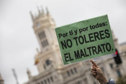 "Por ti y por todas: no toleres el maltrato", dice una de las pancartas de la manifestación en Madrid.