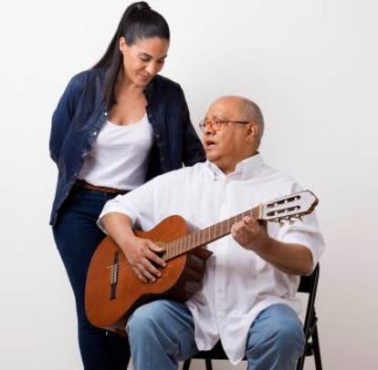 La cantante cubana Haydée Milanés con su padre, Pablo Milanés.