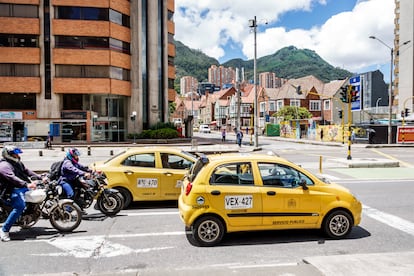 Dos taxis en el barrio de Chapinero Norte, Bogotá.