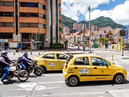 Taxis en las calles de Bogotá (Colombia).