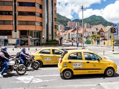 Dos taxis en el barrio de Chapinero Norte, Bogotá.