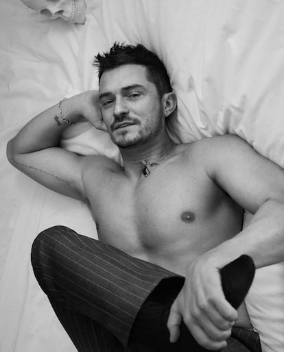 Orlando Bloom, aquel elfo que lo mismo te recitaba un poema que te metía un flechazo entre las cejas, ha echado músculo. Aquí, lleva pantalones VERSACE y pulsera CARTIER.