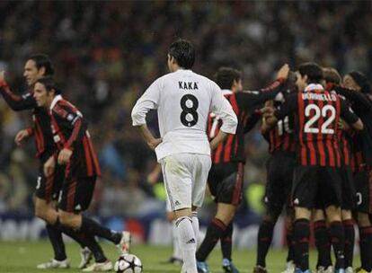Kaká se lamenta de un gol del Milan ante sus ex compañeros.