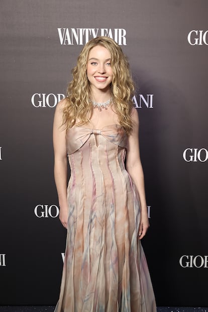 Sydney Sweeney, con el pelo suelto y un traje de noche de Armani Privé, en la fiesta organizada por el diseñador.