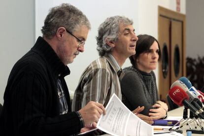 Muñoz (a la izquierda), junto a los dirigentes de ELA Mikel Noval y Julene Gabiola, durante la rueda de prensa.