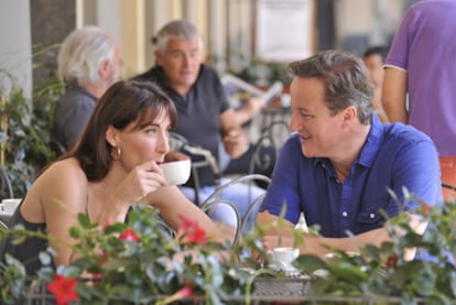 El primer ministro, David Cameron, toma un café con su esposa Samantha en Montevarchi en la región de Toscana, en Italia.