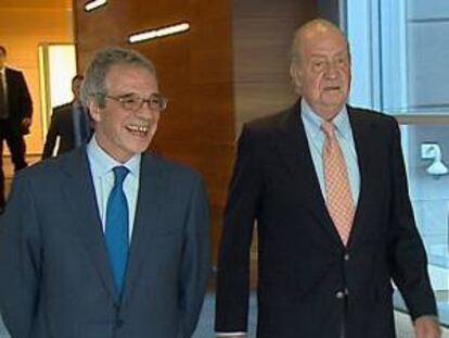 Foto facilitada por EFE Televisión del rey Juan Carlos I junto al presidente de Telefónica, César Alierta, a su llegada a la reunión que el monarca ha mantenido con los miembros del Consejo Empresarial para la Competitividad hoy en Madrid. EFE/EFETV