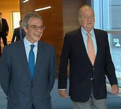 Foto facilitada por EFE Televisión del rey Juan Carlos I junto al presidente de Telefónica, César Alierta, a su llegada a la reunión que el monarca ha mantenido con los miembros del Consejo Empresarial para la Competitividad hoy en Madrid. EFE/EFETV