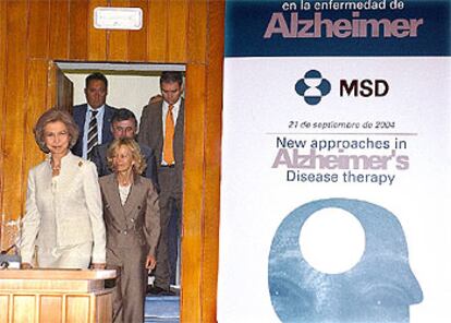 La reina Sofía, acompañada de la ministra de Sanidad, Elena Salgado (derecha), en el simposio sobre Alzheimer.
