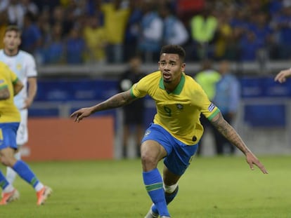 Gabriel Jesus comemora o primeiro gol do Brasil.