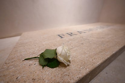 Una rosa sobre la tumba del papa Francisco en la basílica de Santa María la Mayor en Roma.