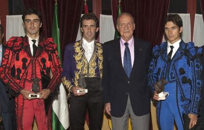 Don Juan Carlos con los diestros (de izquierda a derecha), Miguel Ángel Perera, Pablo Hermoso de Mendoza y Sebastián Castella.