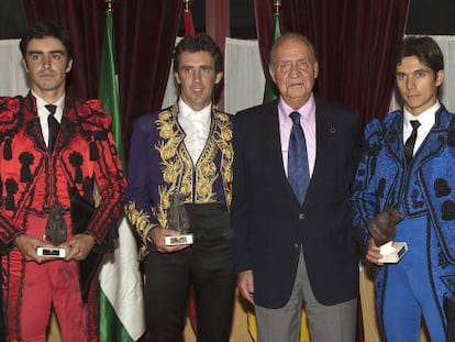 Don Juan Carlos con los diestros (de izquierda a derecha), Miguel Ángel Perera, Pablo Hermoso de Mendoza y Sebastián Castella.