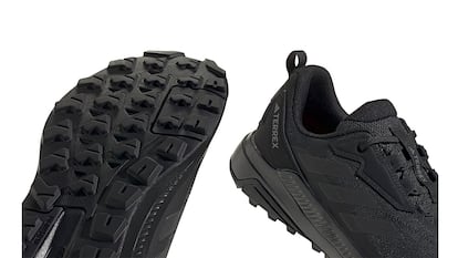 Adidas Terrex sobre fondo blanco.