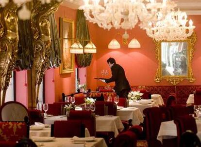 Decorado con reconfortante desmesura, el Caffé Romano de Madrid tiene tienda, salón de té y restaurante.