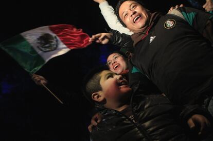 Un grupo de seguidores ondea una bandera mexicana en la capital del país tras la clasficación de su selección para Brasil.