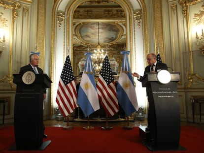 Rex Tillerson (esq.) e Jorge Faurie em coletiva de imprensa em Buenos Aires.