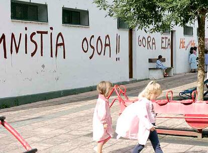 Pintadas a favor de ETA en un muro de la guardería de Lizartza.