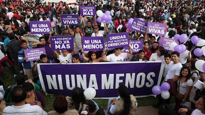 Una multitud, en 2016, exige en Per&uacute; respeto a las mujeres.