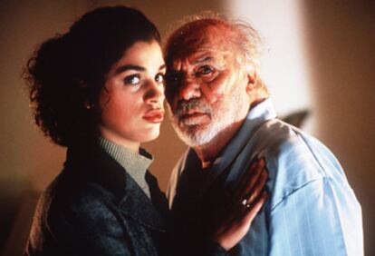 Ruth Gabriel y Paco Rabal, en una escena de la película <i>Felicidades Tovarich,</i> de Antxon Eceiza