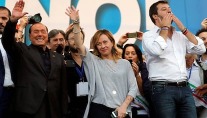 La líder de Hermanos de Italia, Giorgia Meloni, en un acto conjunto con Silvio Berlusconi y Matteo Salvini en noviembre de 2019.