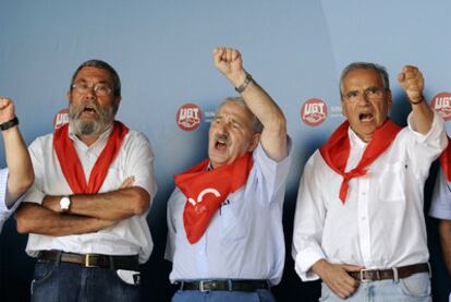 El secretario general de UGT, Cándido Méndez; Javier Fernández, secretario general del PSOE de Asturias, y Alfonso Guerra, cantando <i>La Internacional</i> ayer en Rodiezmo.