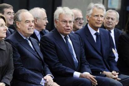 El expresidente Felipe González asiste a la ceremonia en homenaje al fallecido escritor Jorge Semprún en París, junto al ministro de Cultura francés, Frederic Mitterrand, y el exprimer ministro, Dominique de Villepin.