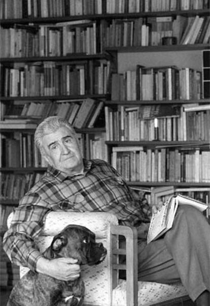 Eduardo Haro Tecglen, fotografiado con su perro <i>Trotski</i>.