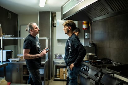 Chema de Isidro, junto a Noureddine Chaouqi, en las cocinas del restaurante. 
