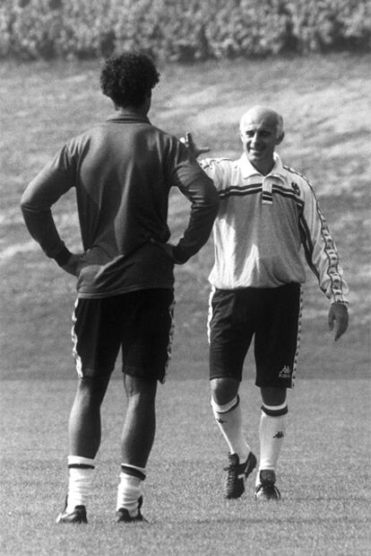 Sacchi da instrucciones a Rijkaard durante un entrenamiento.