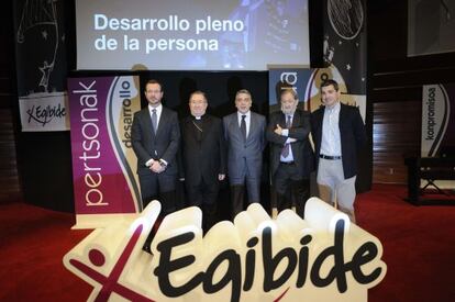 Desde la izquierda, el alcalde de Vitoria, Javier Maroto; el obispo Miguel Asurmendi; el diputado general, Javier de Andrés; el presidente de Vital, Fernando Aranguiz, y Jaime Bariola, de Egibide, ayer en la presentación.