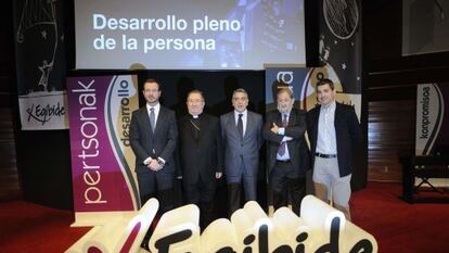 Desde la izquierda, el alcalde de Vitoria, Javier Maroto; el obispo Miguel Asurmendi; el diputado general, Javier de Andrés; el presidente de Vital, Fernando Aranguiz, y Jaime Bariola, de Egibide, ayer en la presentación.