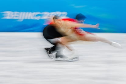 Gabriella Papadakis y Guillaume Cizeron del equipo de Francia compiten durante la final de danza sobre hielo en los Juegos de Invierno de Pekín 2022.