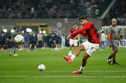 Soccer Football - Serie A - Inter Milan v AC Milan - San Siro, Milan, Italy - September 22, 2024 AC Milan's Alvaro Morata during the warm up before the match REUTERS/Alessandro Garofalo