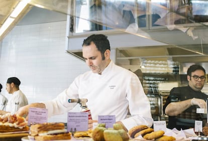 El chef Dominique Ansel trabaja en la pastelería que lleva su nombre, ubicacada en el West Village de Manhattan.