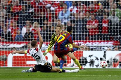 Dos años más tarde, los de Guardiola volvieron a un escenario conocido: Wembley. Y volvieron a abatir a la misma víctima de la ocasión anterior. El United de sir Alex Ferguson. Esta vez, por 3-1. En la imagen, Pedro marca el primer gol del partido.